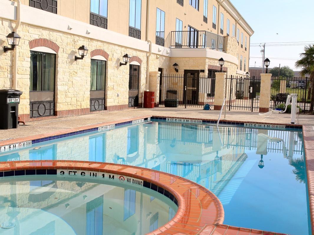 Holiday Inn Express Hotel & Suites Floresville By Ihg Экстерьер фото